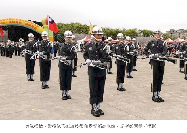 儀隊操槍、變換隊形無論技術和默契都高水準。記者鄭國樑／攝影
