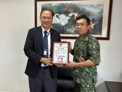 校長張仁家校長(圖左)與陸軍步兵第二四九旅參謀主任張仕毅上校 (圖右)合影